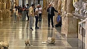 İsteği kabul edilmeyen turist müzedeki tarihi büstleri parçaladı!