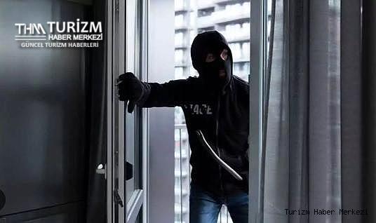 Kapısını kırarak girdikleri oteli soydular!