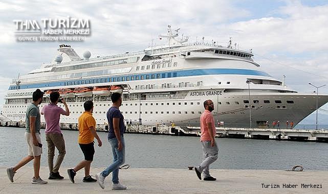 Rusya'dan Sinop'a gelen sezonun ilk kruvaziyer gemisi horonla karşılandı!