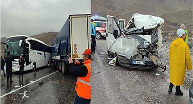 Yolcu otobüsü TIR ve minibüsle çarpıştı! Ölü ve yaralılar var