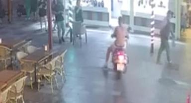 Motosikletli turist kuyumcu dükkanına daldı!