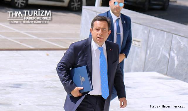 Orman yangınlarında tatile giden bakan istifa etti!