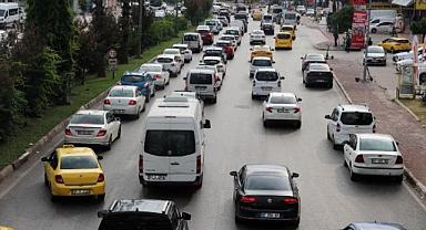 Antalya'da turistleri bezdiren trafik! Uçakla 3,5 saatte kente  gelen turist oteline 5 saatte ulaşıyor