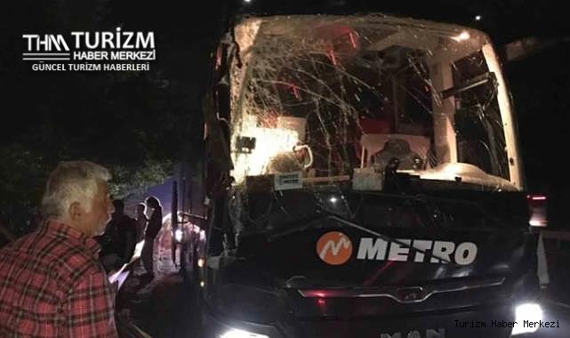 Bir Metro Turizm faciası daha! Şoför uyudu, tıra çarptı