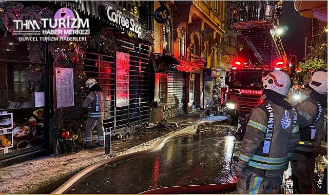İstanbul Beyoğlu'ndaki turist dolu 6 katlı otelde yangın! Tamamen yandı