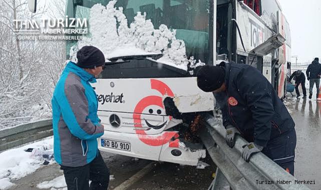 Sivas'ta iki yolcu otobüsü çarpıştı! Biri bariyere saplandı