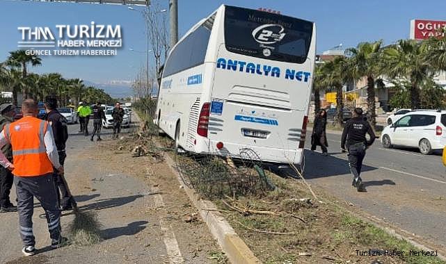 Yolcu dolu otobüs refüje çıkıp direğe çarptı! Çok sayıda yaralı var