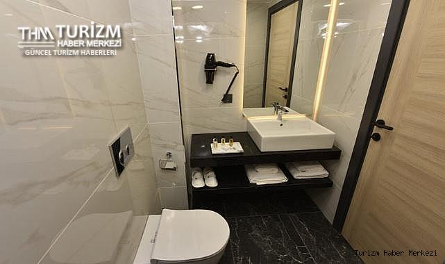 Otel lavabosunun altında tüyler ürperten mesaj!