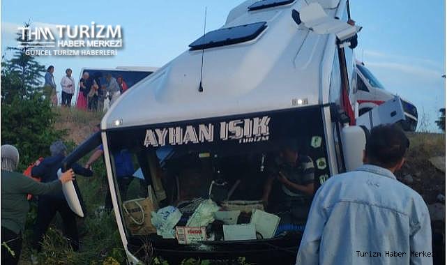 Tur otobüsü ile yolcu otobüsü çarpıştı! Ortalık savaş alanına döndü