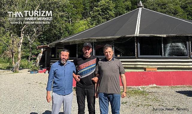 Haunedy Karadeniz Yöresel Ürünler Mağazası sahibi Ali Rıza Köroğlu'ndan Karadenizli sanatçı Cengiz Selimoğlu'na ziyaret