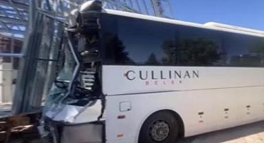 Cullinan Belek otel servis otobüsü faciaya sebep oldu! Tur midibüsü ve kamyona çarpıp iş yerine daldı
