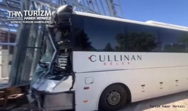Cullinan Belek otel servis otobüsü faciaya sebep oldu! Tur midibüsü ve kamyona çarpıp iş yerine daldı
