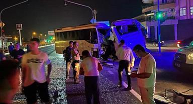Tur midibüsü ile 2 otel servisi çarpıştı! Ortalık savaş alanına döndü