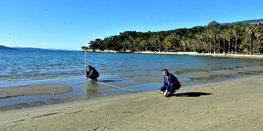 Turizm merkezi Akyaka'da deniz 30 metre çekildi!