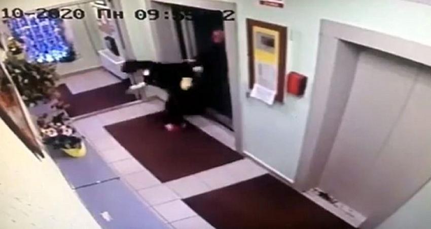 Otel müşterisi, kat görevlisi kadını asansörden dışarı fırlattı!