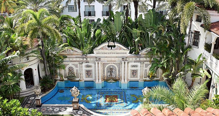 Ünlü modacı Versace’nin altın fayanslarla döşeli evi otel oldu